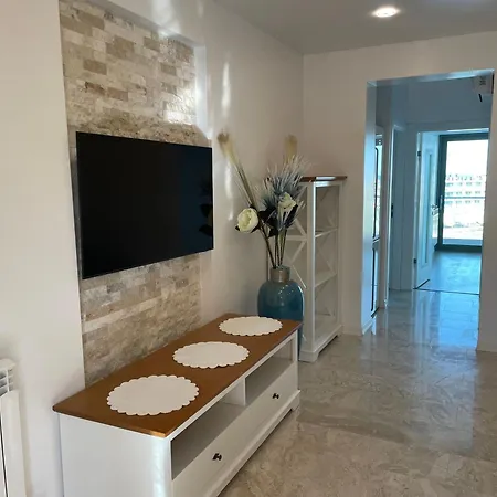 Maria Sunrise In Bed Apartment